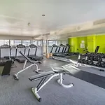 Luxury Beach Escape Sleeps 4 - Ocean View - Spa - Pool - Gym - Back Up Power