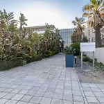 Luxury Beach Escape Sleeps 4 - Ocean View - Spa - Pool - Gym - Back Up Power