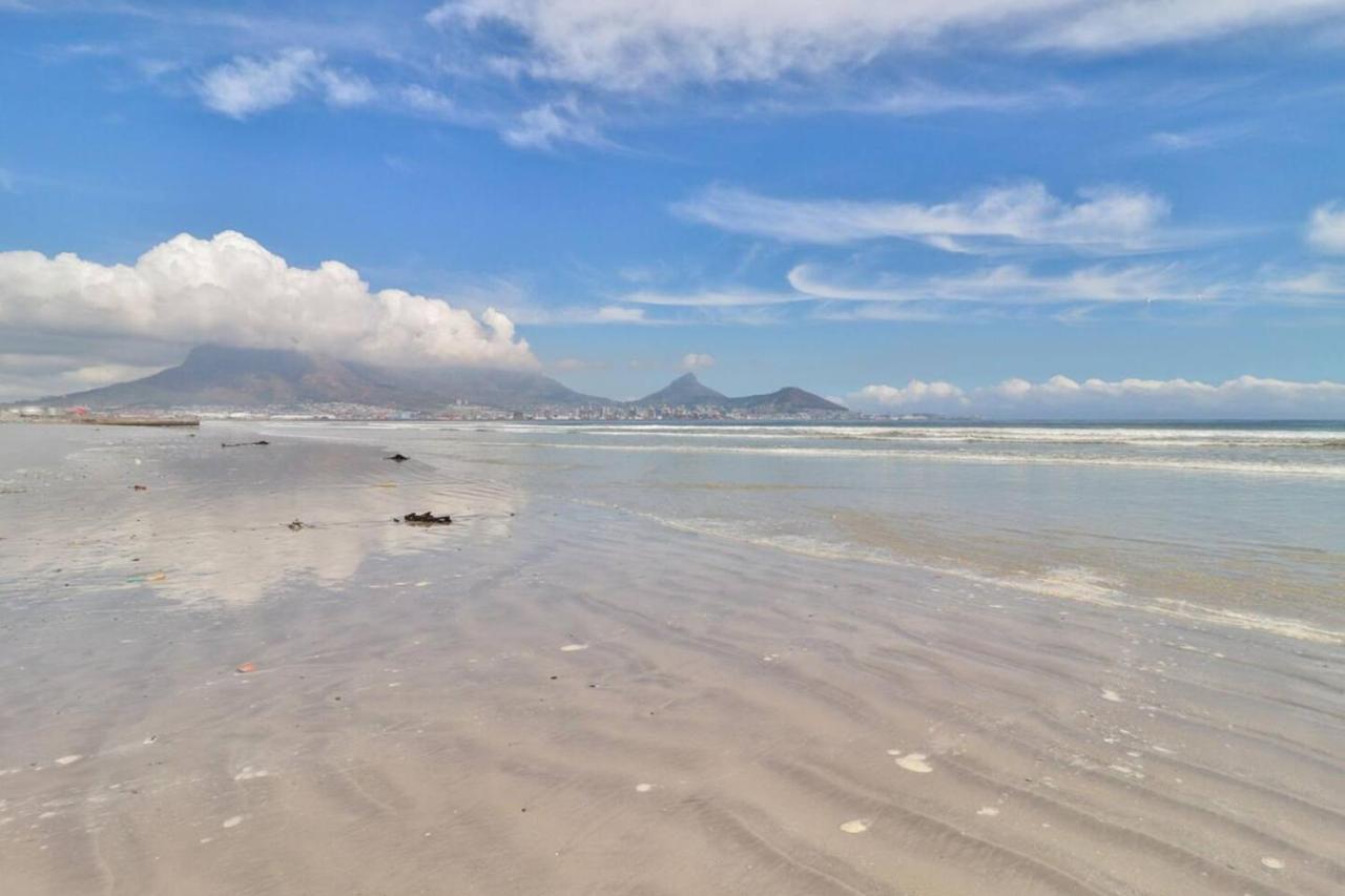 Apartment Luxury Escape Sleeps 4 - Ocean View - - Pool - Gym - Back Up Power Cape Town