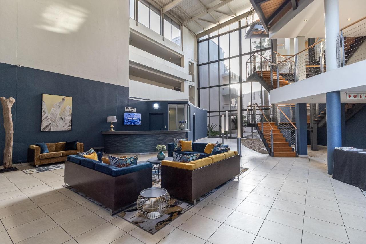 Luxury Escape Sleeps 4 - Ocean View - - Pool - Gym - Back Up Power Apartment *