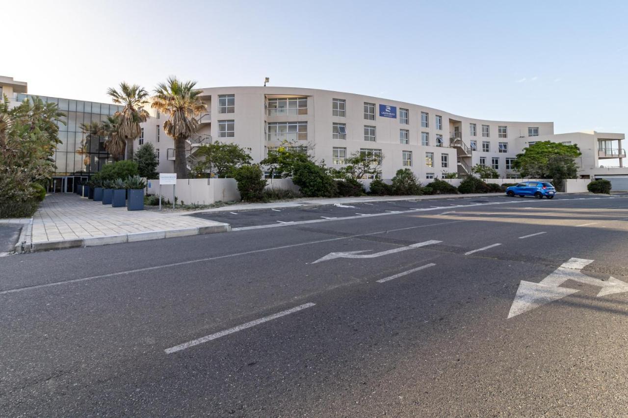Apartment Luxury Escape Sleeps 4 - Ocean View - - Pool - Gym - Back Up Power *