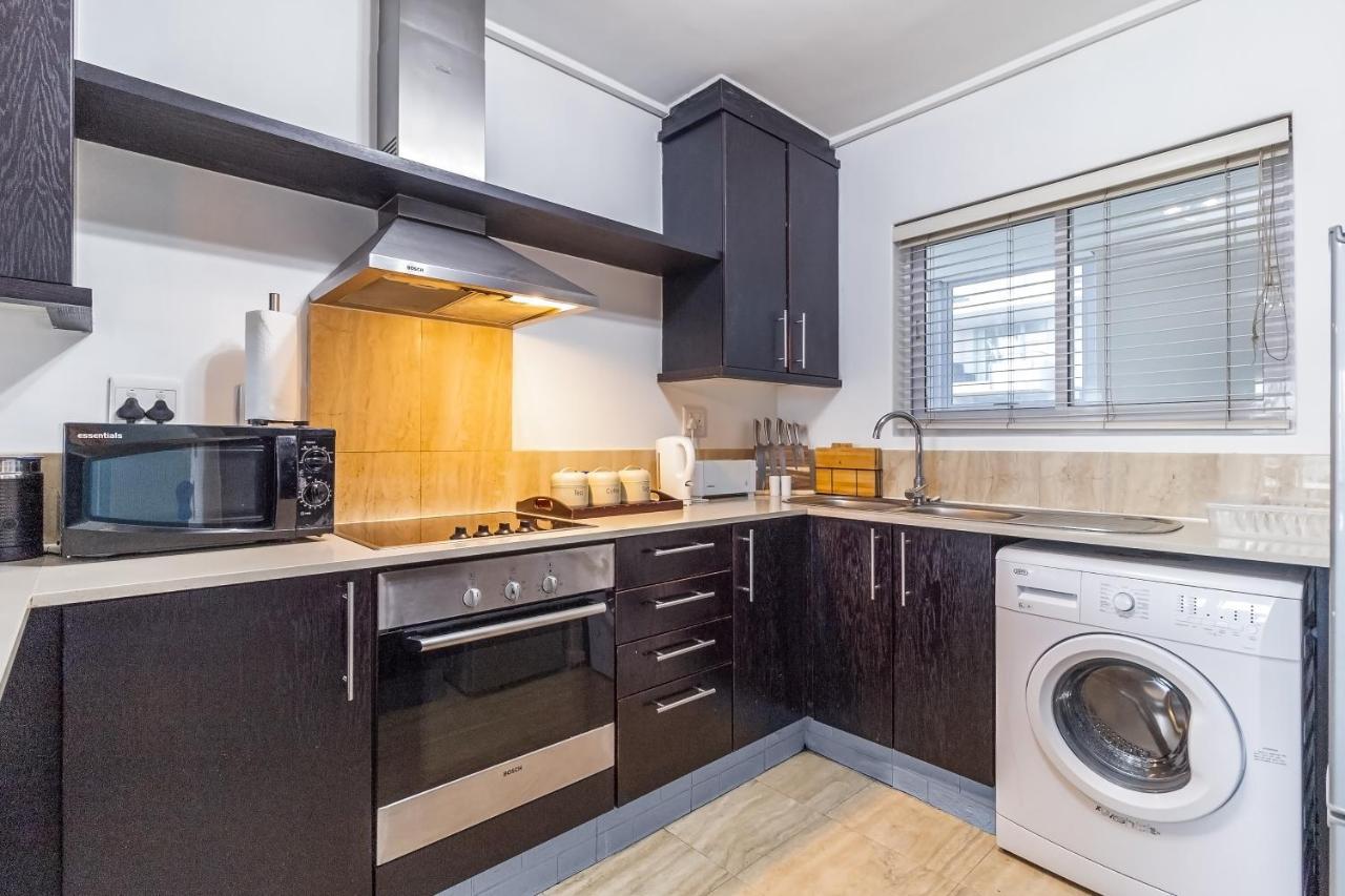 Apartment Luxury Escape Sleeps 4 - Ocean View - - Pool - Gym - Back Up Power