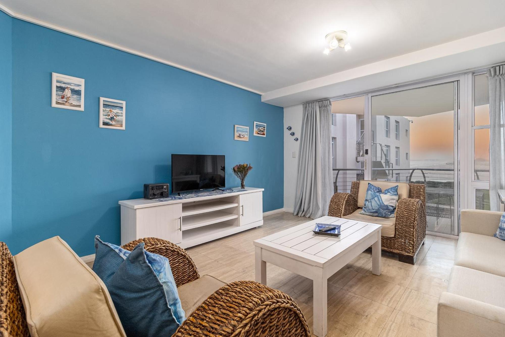Luxury Escape Sleeps 4 - Ocean View - - Pool - Gym - Back Up Power *