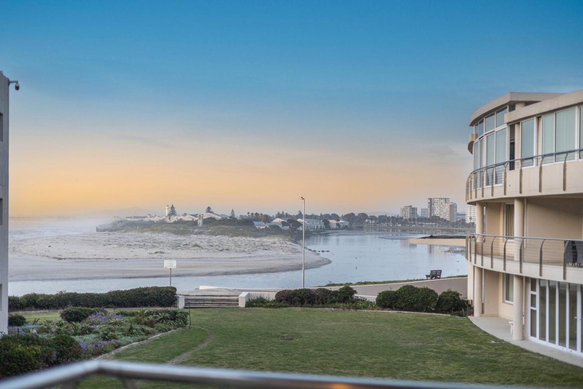 Luxury Escape Sleeps 4 - Ocean View - - Pool - Gym - Back Up Power Cape Town