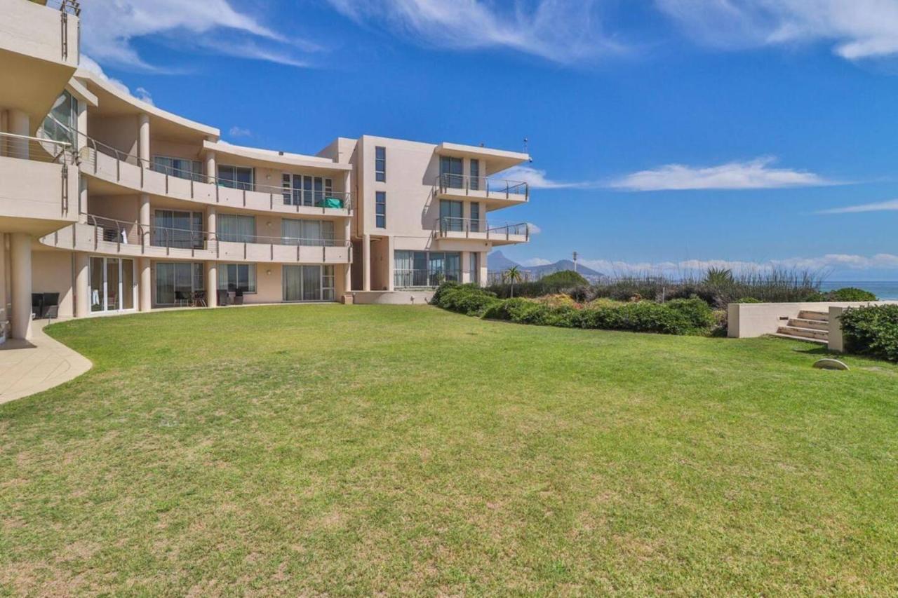 Luxury Escape Sleeps 4 - Ocean View - - Pool - Gym - Back Up Power *