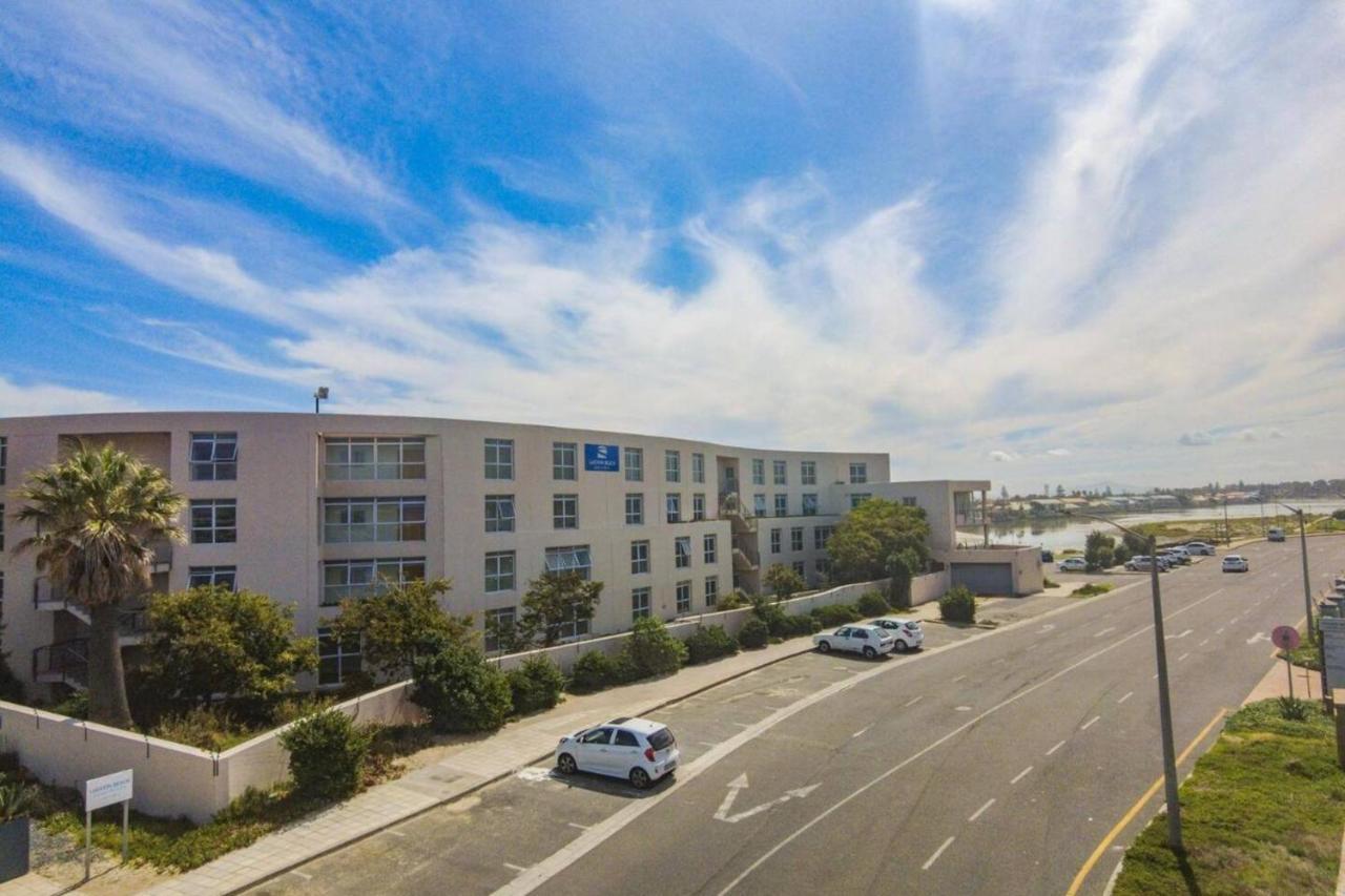 Apartment Luxury Escape Sleeps 4 - Ocean View - - Pool - Gym - Back Up Power *