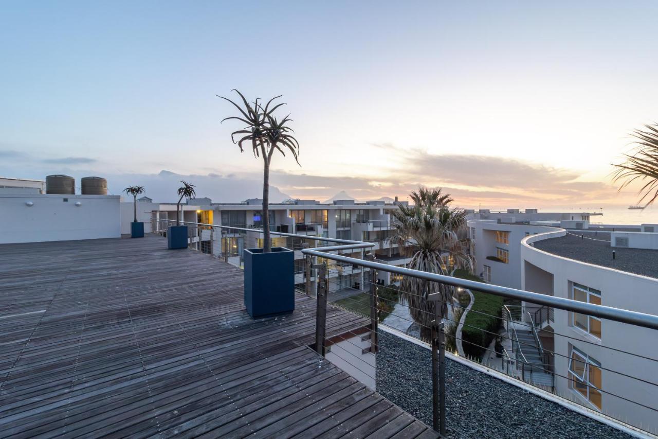 Luxury Escape Sleeps 4 - Ocean View - - Pool - Gym - Back Up Power Apartment